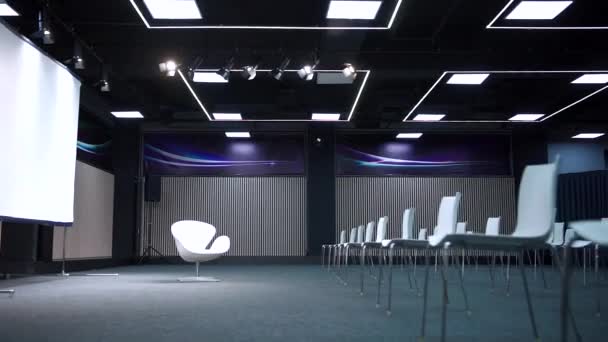 Κενή σύγχρονη αίθουσα συνεδριάσεων με προληπτική απόσταση μεταξύ των καθισμάτων, χωρίς ανθρώπους — Αρχείο Βίντεο