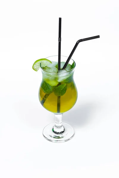 Alkohol koktejl se slámou izolované na bílém pozadí — Stock fotografie