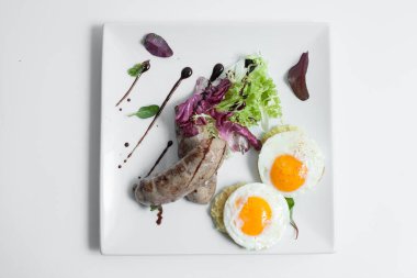 Lezzetli ve taze yağda yumurta ve sosis.