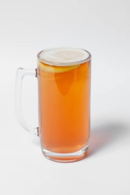 zanaat ve renkli bira kupalar halinde izole edilmiş.