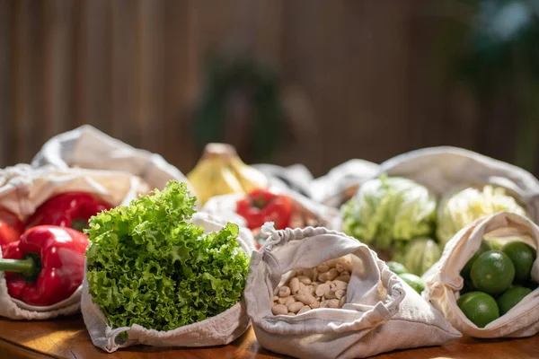 Set von wiederverwendbaren und abfallfreien Baumwoll-Einkaufstaschen für Lebensmittel — Stockfoto