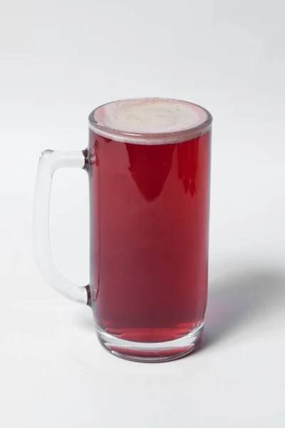 Artesanía y cerveza de colores en tazas aisladas —  Fotos de Stock