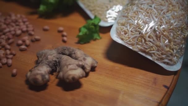 Vegetáriánus vagy vegán nyers élelmiszer-készlet ökotáskákkal — Stock videók
