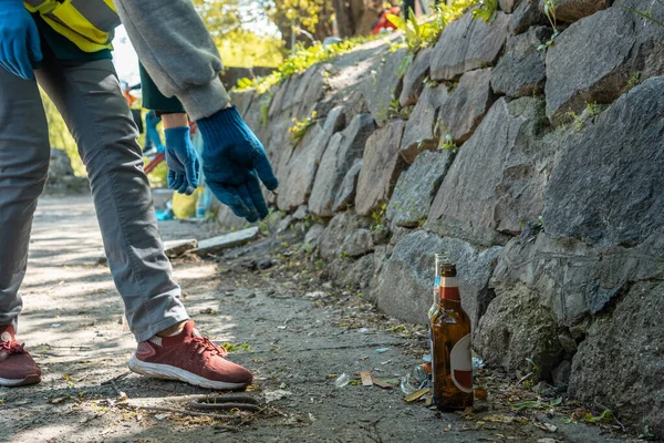 Mujer voluntaria limpiando el parque y el árbol de la basura de plástico con bolsa de basura — Foto de Stock