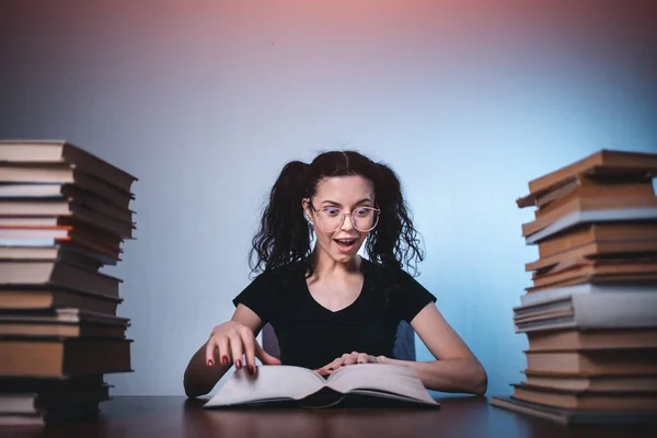 Ung jente leser veldig interessant bok hjemme – stockfoto