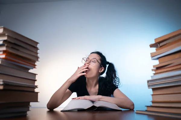 Junges Mädchen liest sehr interessantes Buch zu Hause — Stockfoto