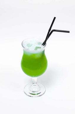 Beyaz arkaplanda saman bulunan alkol kokteyli