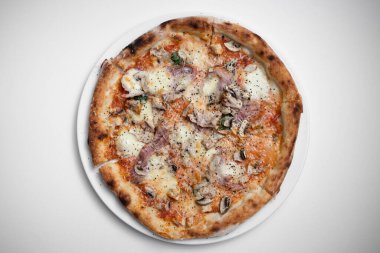 Beyaz arka planda jambonlu, mantarlı ve peynirli İtalyan pizzası.