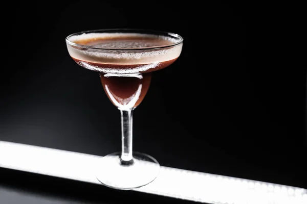 Πολυτελές espresso martini cocktail ποτό σε κομψό ποτήρι σε μαύρο φόντο — Φωτογραφία Αρχείου