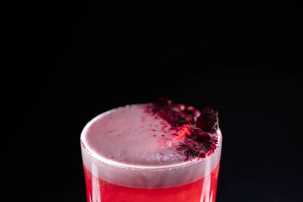 Τριφύλλι club κοκτέιλ ποτό με βατόμουρο και ροδοπέταλο σε μαύρο φόντο — Φωτογραφία Αρχείου