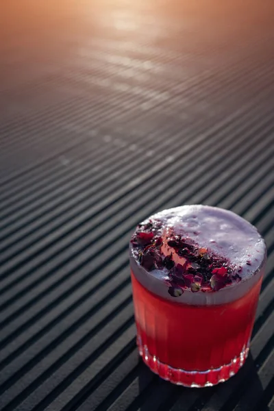 Clover club cocktail drink com framboesa e pétala de rosa ao ar livre ao pôr do sol — Fotografia de Stock