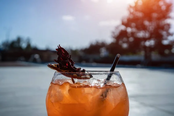Zblízka čerstvé pomerančové aperol spritz liči koktejl s ledem ve skle venku — Stock fotografie