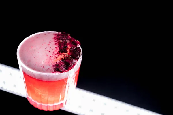 Klaver club cocktail drankje met frambozen en rozenblaadje op zwarte achtergrond — Stockfoto