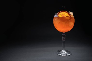 Taze turuncu aperol spritz mango kokteyli. Siyah arka planda buzlu.