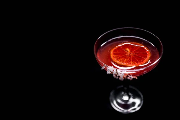 Cocktail hemingway daiquiri bevanda con pompelmo in vetro su sfondo nero — Foto Stock