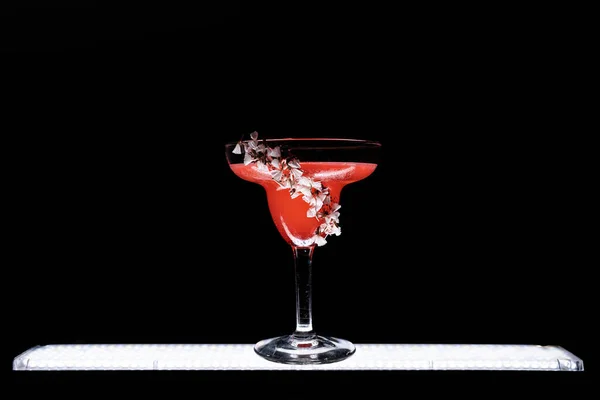 Bebida de coquetel hemingway daiquiri com toranja em vidro sobre fundo preto — Fotografia de Stock