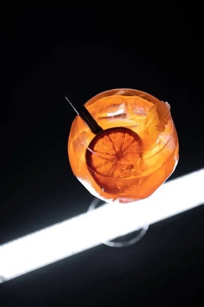 Frischer Orangenaperol Spritz Mango Cocktail mit Eis im Glas auf schwarzem Hintergrund — Stockfoto