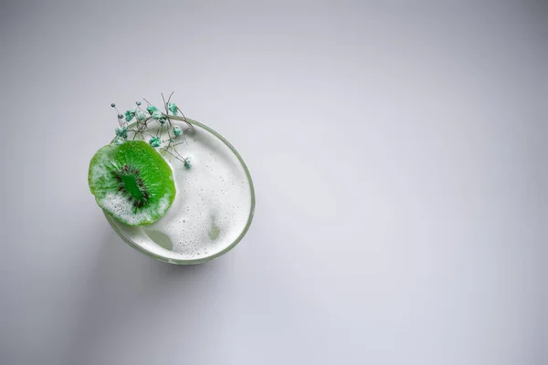 白を基調としたワイングラスの中のフレッシュグリーンキウイキックアルコールカクテル — ストック写真