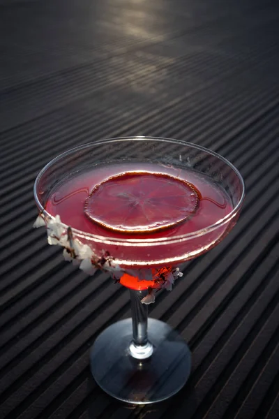 Коктейльний напій з грейпфрутом у склянці на дерев'яному фоні — стокове фото