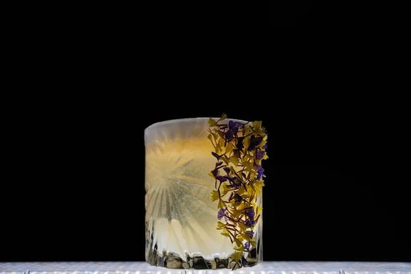 Margarita Ananas-Cocktail-Drink im Glas garniert Blume auf schwarzem Hintergrund — Stockfoto