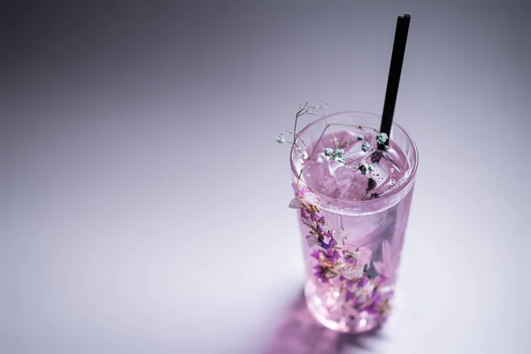 Luxus-Cocktailgetränk violett fizz mit Blumendekoration auf weißem Hintergrund — Stockfoto