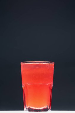 Kırmızı çilekli limonata ya da gri arka planda buzlu çilekli içecek.