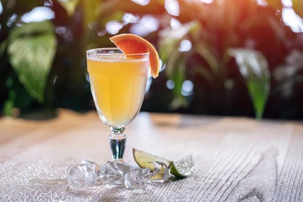 Limonade in glas of verfrissend drankje met grapefruit, limoen en ijs op tafel — Stockfoto