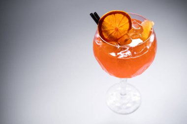 Taze turuncu aperol spritz mango kokteyli. Beyaz arka planda buzlu.