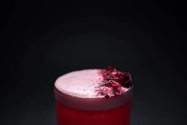 Klee-Club-Cocktailgetränk mit Himbeere und Rosenblatt auf schwarzem Hintergrund — Stockfoto
