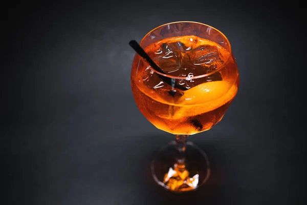 Aperol spritz cocktail drink com laranja e gelo em vidro sobre fundo preto — Fotografia de Stock