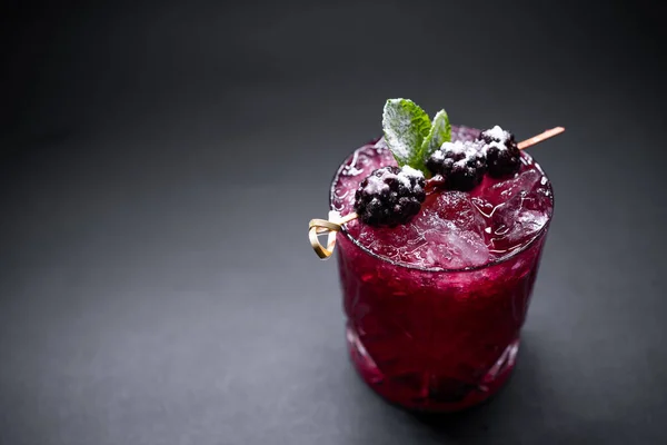 Nahaufnahme von Alkohol-Blaubeeren-Spezialcocktail mit Brombeere im Weinglas — Stockfoto