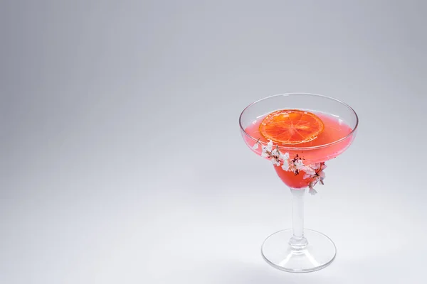 Коктейль hemingway daiquiri с грейпфрутом в стакане на белом фоне — стоковое фото