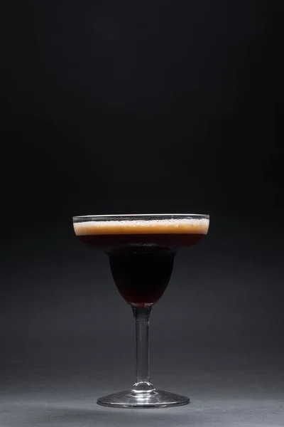 Bebida de luxo espresso martini cocktail em vidro elegante sobre fundo preto — Fotografia de Stock