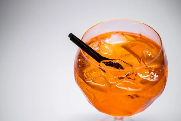 Aperol spritz cocktail boisson avec orange et glace en verre sur fond blanc — Photo