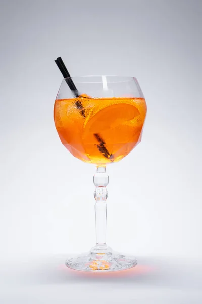 Bebida de cóctel aperol spritz con naranja y hielo en vidrio sobre fondo blanco — Foto de Stock