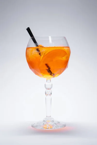 Aperol spritz cocktail dryck med orange och is i glas på vit bakgrund — Stockfoto