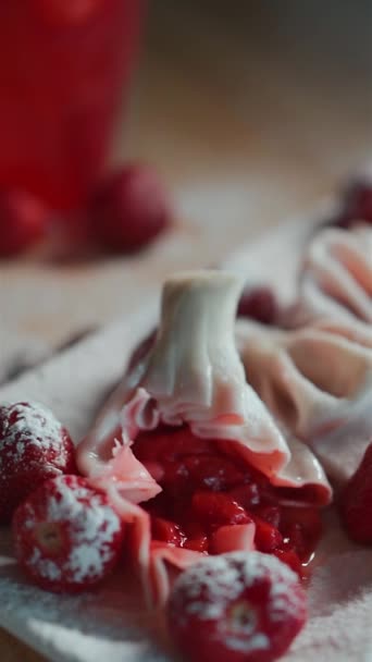 Bolinhos doces ou khinkali com bebida de limonada vermelha fria e morango na mesa — Vídeo de Stock