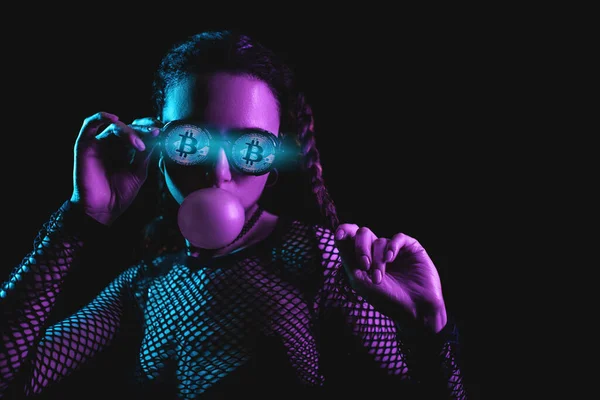 Belle jeune femme cyberpunk avec Bitcoin pièce dans les yeux sur fond néon — Photo