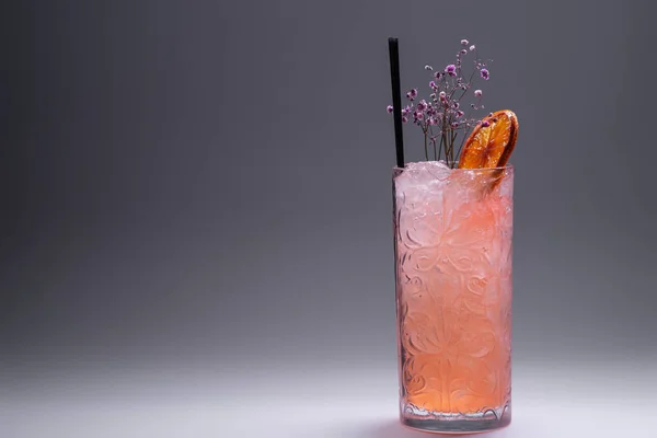 Πολυτελές ποτό λεμονάδα ή ροζ κοκτέιλ με πάγο σε ποτήρι σε γκρι φόντο — Φωτογραφία Αρχείου