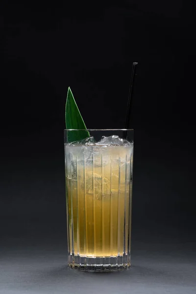 Osvěžující limonádový nápoj nebo koktejl s kostkou ledu ve skle na černém pozadí — Stock fotografie