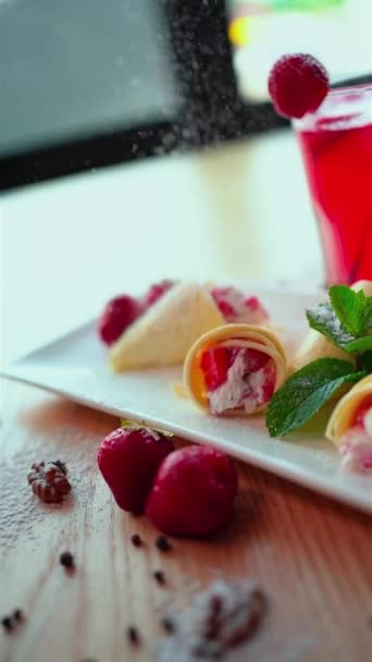 Dolci involtini di pancake con ricotta e zucchero a velo alla fragola — Video Stock