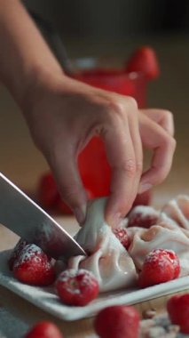 Yakından bakınca tatlı hamur tatlısı ya da kırmızı çilekle doldurulmuş khinkali.