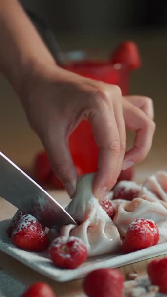 Primo piano di mani che tagliano gnocchi dolci o khinkali con ripieno di fragole rosse — Video Stock