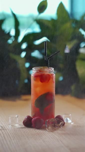 Boisson rafraîchissante à la limonade préparée avec fraise, citron, menthe et glace dans du verre — Video