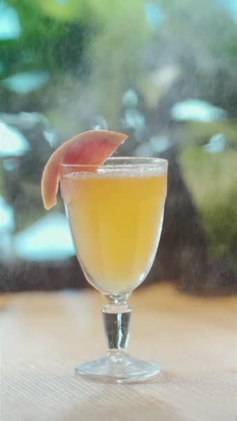 Zubereitetes und dekoriertes tropisches Cocktailgetränk mit Grapefruitscheibe im Glas — Stockvideo