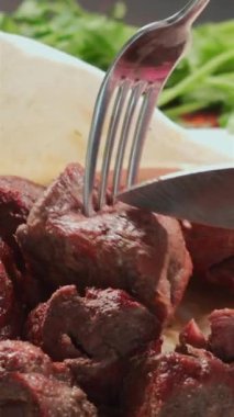 Kızarmış şiş kebap ya da restoranda soğanlı ızgara et.