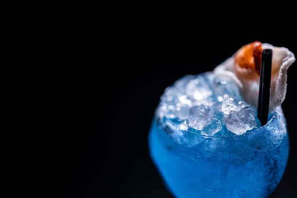 Cóctel de lujo de alcohol azul decorado con camarones en vidrio sobre fondo negro —  Fotos de Stock