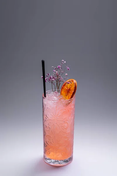 Luxusní limonádový nápoj nebo růžový koktejl s ledem ve skle na šedém pozadí — Stock fotografie