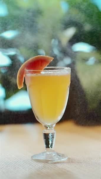 Minuman koktail tropis yang disiapkan dan dihias dengan irisan jeruk dalam gelas — Stok Video