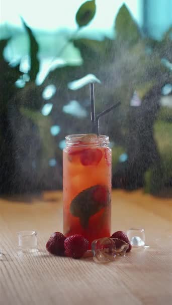 Bebida de limonada refrescante preparada con fresa, limón, menta y hielo en vaso — Vídeos de Stock